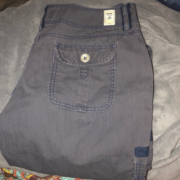 Levi's Pants - Levi cargo style crop pants